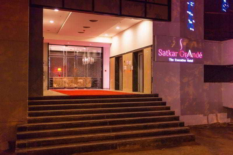 Hotel Satkar Grande Тхане Экстерьер фото